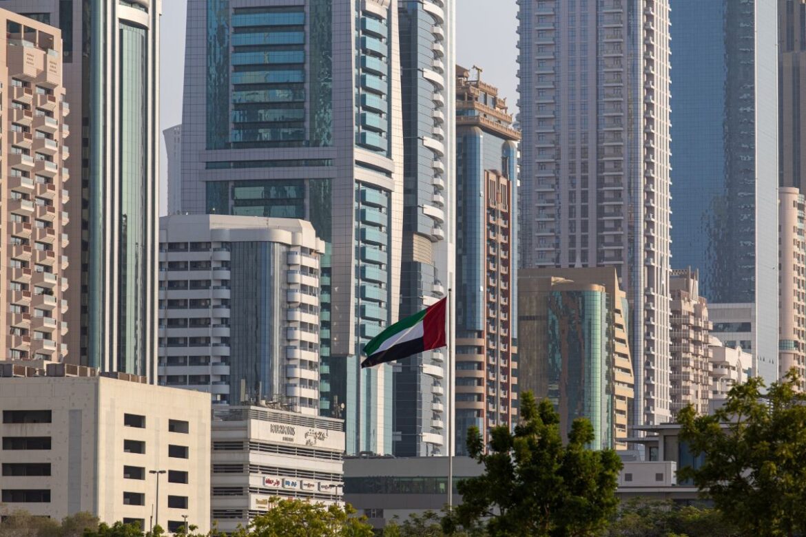 دبي توقع اتفاقية مع أكوا باور لإنشاء أكبر محطة تحلية مياه بالطاقة الشمسية في العالم