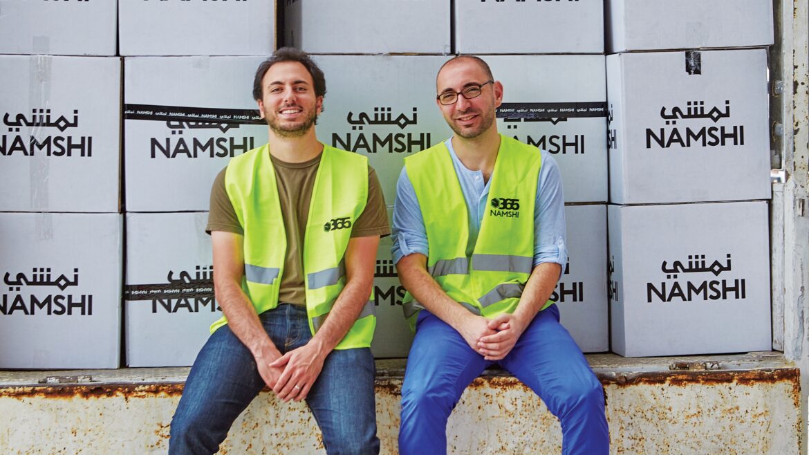 موقع نون يستحوذ على متجر الأزياء بالتجزئة على الإنترنت نمشي