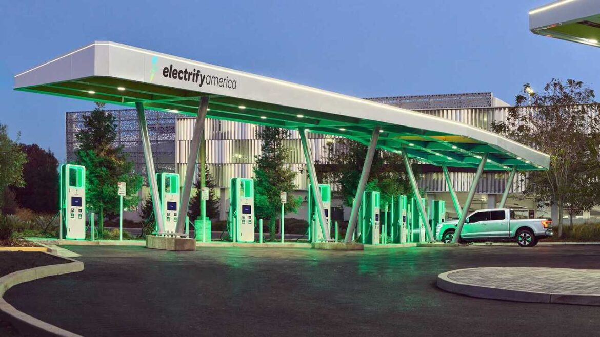 شركة Electrify America للشواحن تضيف مخارج تسلا إلى شبكتها لشحن المركبات الكهربائية
