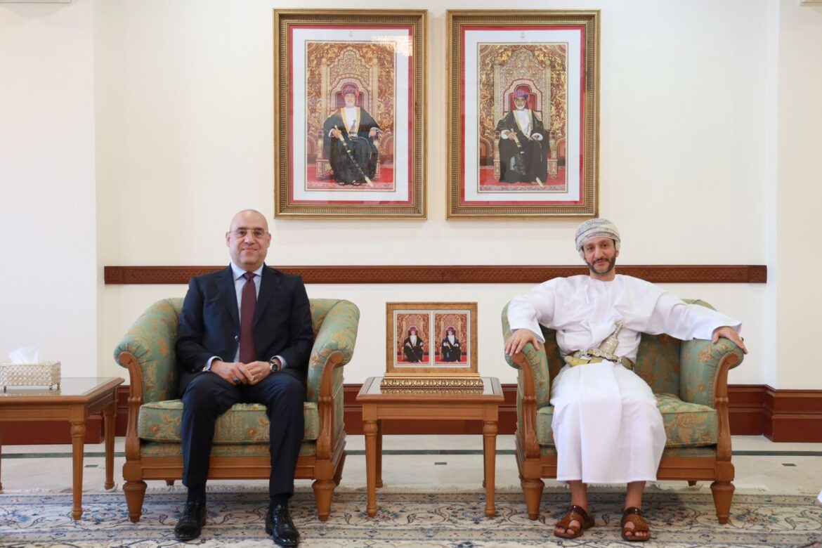 وزير الإسكان يلتقي محافظ مسقط لعرض تجربة مصر بمجال إنشاء المدن الجديدة